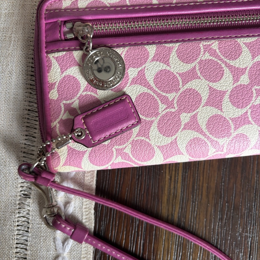 Coach Chelsea Collection Wristlet Clutch with hangtag
🎉Host Pick🎉 - Picture 9 of 11